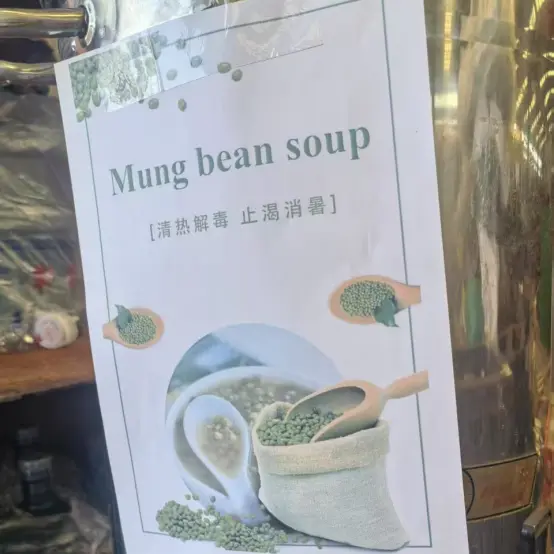 Ipinamamahagi ni Li Weiyuan ang pag -iwas sa heatstroke at mga kagamitan sa paglamig sa mga manggagawa