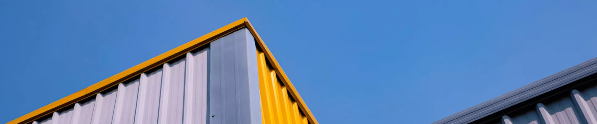 May Kulay na Steel Plate