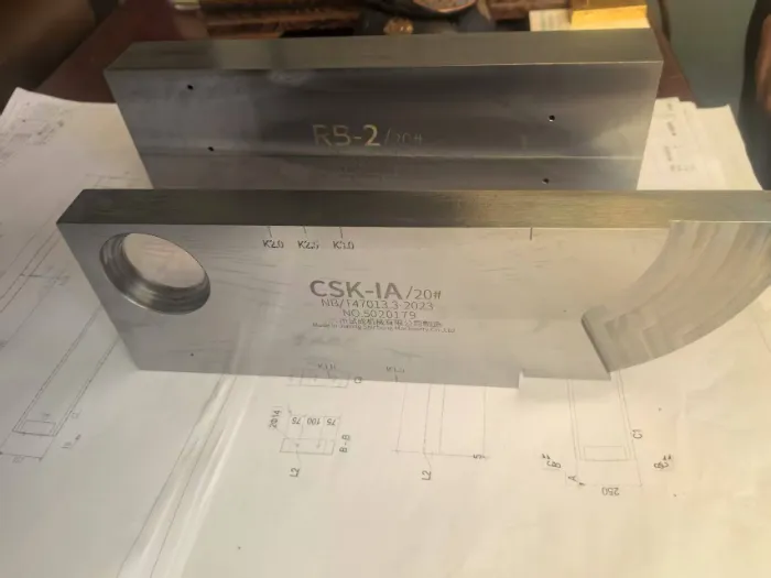 Pagsasanay sa operasyon para sa bagong binili na ultrasonic flaw detector sa Qingdao Liweiyuan Steel Structure.